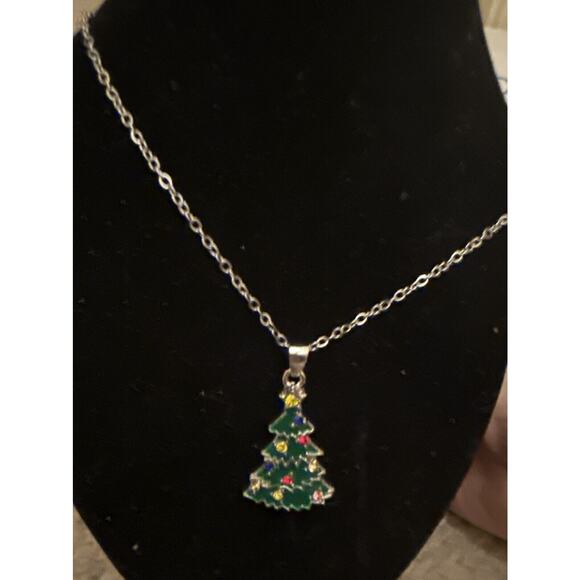 Green Enamel Christmas Tree Pendant Necklace On 18 Inch Silvertone Chain - Picture 2 of 4
